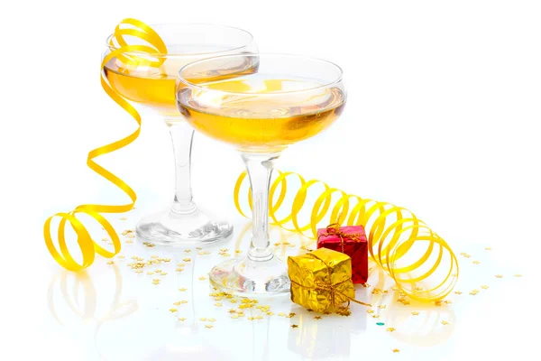 Glasses of champagne, gifts and serpentine isolated on a white — Stock Photo, Image
