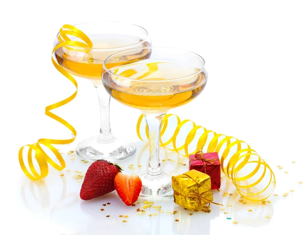 香槟、 草莓及礼品上一个白色孤立的眼镜 — 图库照片