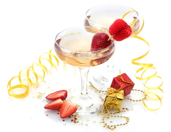 Gläser Champagner, Erdbeeren und Geschenke isoliert auf einem weißen — Stockfoto