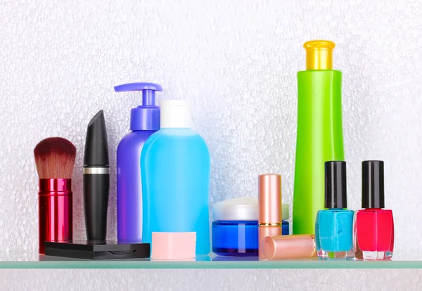 Estante con cosméticos y artículos de tocador en el baño — Foto de Stock