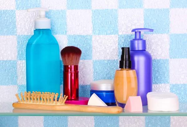 Półka na kosmetyki i przybory toaletowe w łazience — Zdjęcie stockowe