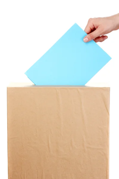Mano con scheda elettorale e scatola isolata su bianco — Foto Stock