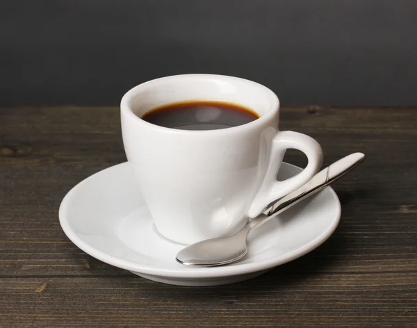 Coffee cup on wooden table on grey background — Stock Photo, Image