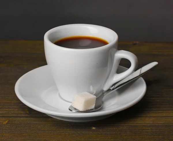 Tazza da caffè su tavolo in legno su sfondo grigio — Foto Stock