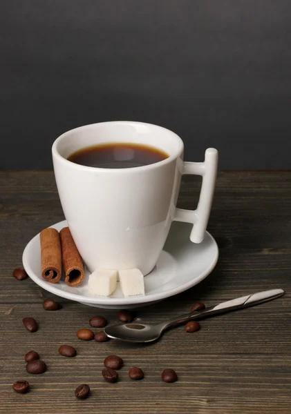 Xícara de café na mesa de madeira no fundo cinza — Fotografia de Stock