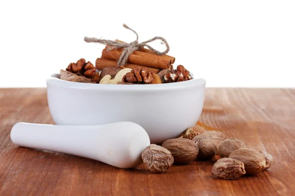 Složení Malty s ořechy a skořicí na dřevěné — Stock fotografie