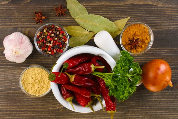 Összetétele, habarcs, a paprika, a zöldségek és a spice, fából készült háttér — Stock Fotó