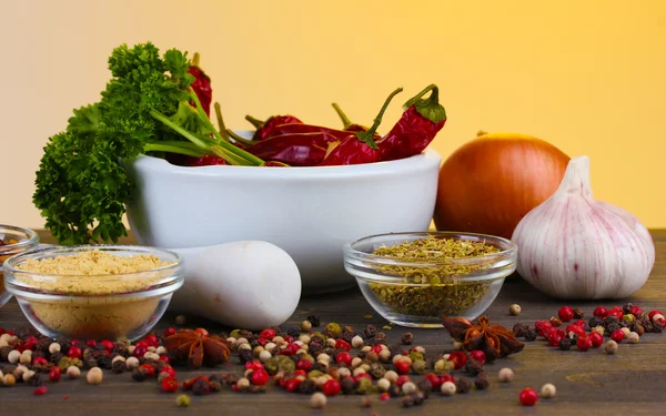 Zusammensetzung des Mörsers mit Paprika und Gemüse auf hellem Hintergrund — Stockfoto