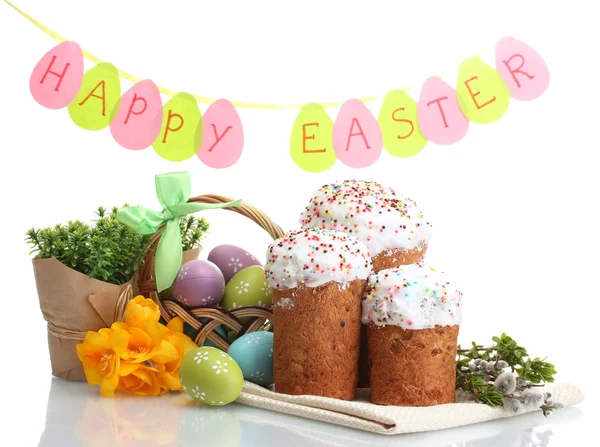 Hermosos pasteles de Pascua, huevos coloridos en cesta y ramitas de sauce-coño aislados en blanco —  Fotos de Stock