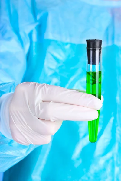 Um cientista detém um tubo de ensaio com plantas geneticamente modificadas — Fotografia de Stock