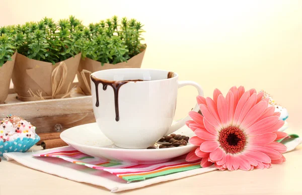 Грязная чашка кофе и бобы герберы, коричные палочки на деревянном столе — стоковое фото