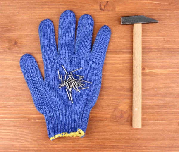 Młotek i rękawice na drewniane tła — Zdjęcie stockowe