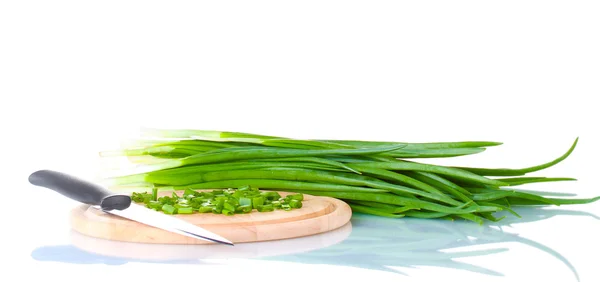 Kesme tahtası üzerinde beyaz izole bıçak ile yeşil soğan — Stok fotoğraf