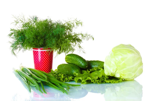 Složení různých bylin a zeleniny isolsted na bílém pozadí — Stock fotografie