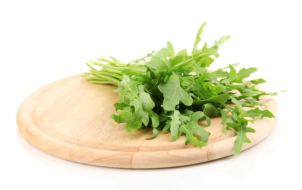 Friss rucola saláta vagy rakéta saláta levelek elszigetelt fehér fából készült táblán — Stock Fotó