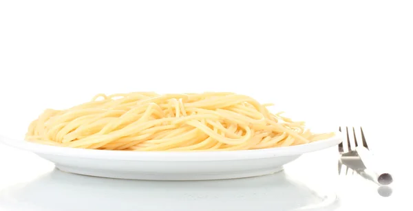 Espaguetis italianos cocidos en un plato blanco con tenedor aislado sobre blanco — Foto de Stock