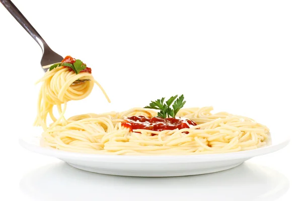 Spaghetti italiani cotti in un piatto bianco con forchetta su fondo bianco primo piano — Foto Stock