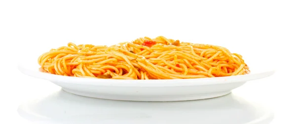 Espaguetis italianos cocidos con salsa de tomate en un plato blanco aislado sobre blanco — Foto de Stock