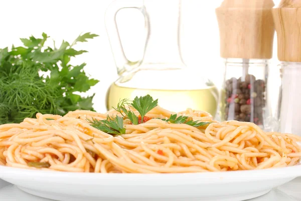 Skład pyszne spaghetti z sosem pomidorowym na białe tło zbliżenie — Zdjęcie stockowe