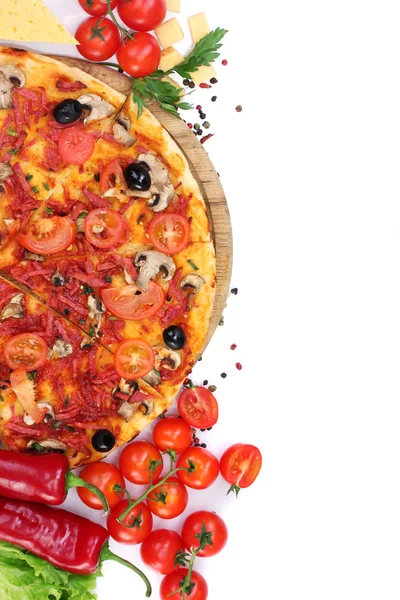 Смачна піца, овочі та салямі ізольовані на білому — стокове фото