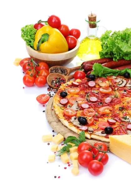Deliciosa pizza, verduras y salami aislados en blanco — Foto de Stock