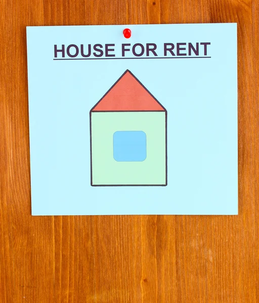 Poster about renting the house on wooden background — Stock Photo, Image