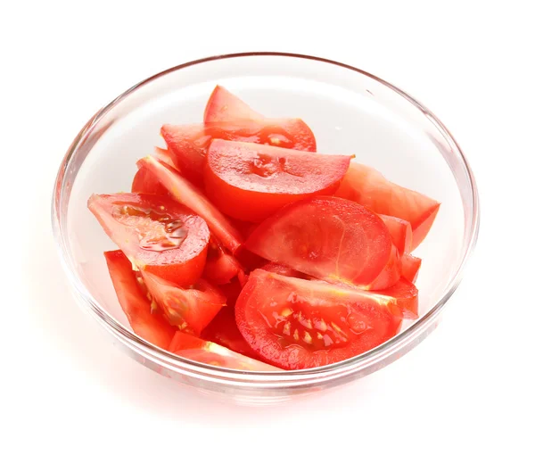 In blokjes gesneden tomaten in glazen kom geïsoleerd op wit — Stockfoto