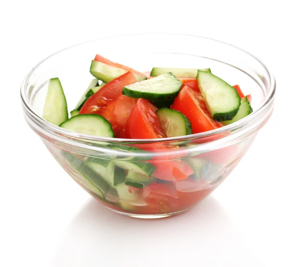 Salade fraîche aux tomates et concombres isolés sur blanc — Photo