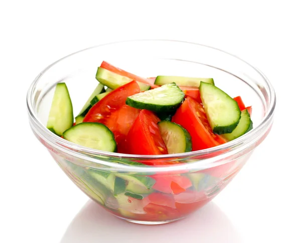 Ensalada fresca con tomates y pepinos aislados sobre blanco — Foto de Stock