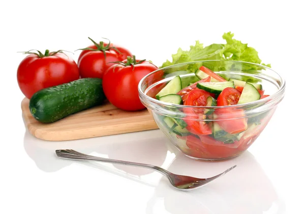 Salad segar dengan tomat dan mentimun diisolasi di atas putih — Stok Foto