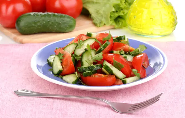Свежий салат с помидорами и огурцами — стоковое фото