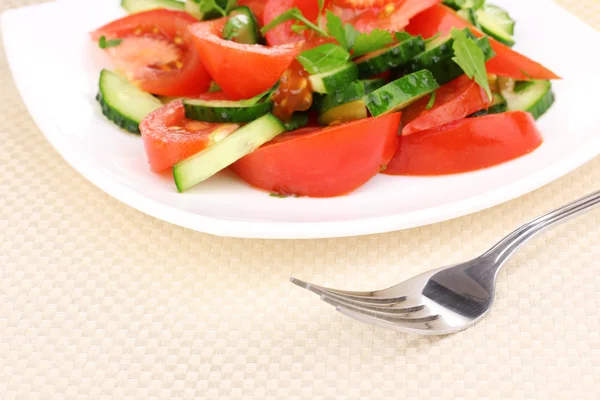Frisk salat med tomater og agurker - Stock-foto