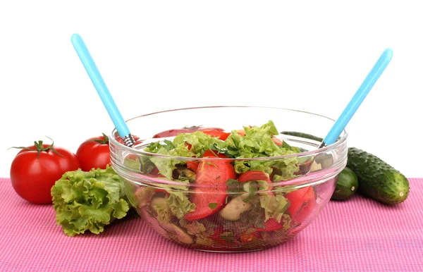 Salad segar dengan tomat dan mentimun diisolasi di atas putih — Stok Foto