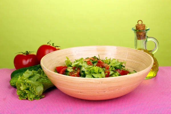 色拉拌西红柿和黄瓜绿色背景 — 图库照片
