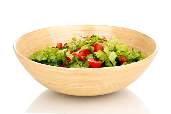Ensalada fresca con tomates y pepinos aislados sobre blanco —  Fotos de Stock