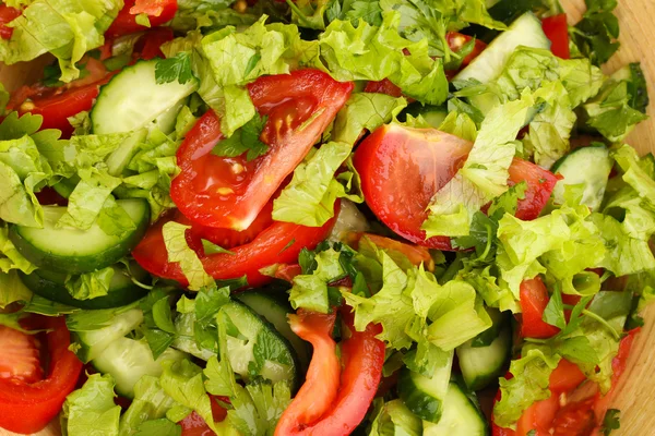 Ensalada fresca con tomates y pepinos de cerca — Foto de Stock