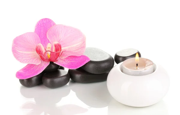 Wellness kameny s orchidej květina a svíčka izolovaných na bílém — Stock fotografie