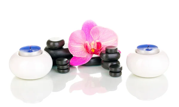 Piedras de spa con flor de orquídea y velas aisladas en blanco —  Fotos de Stock