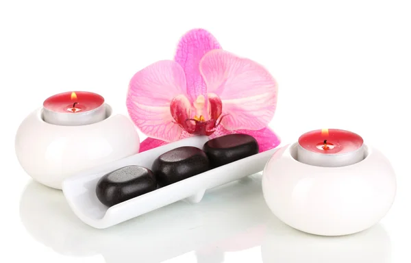 Спа камені з орхідеєю та свічками ізольовані на білому — стокове фото