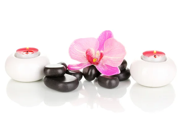 Wellness-Steine mit Orchideenblume und Kerzen isoliert auf weiß — Stockfoto