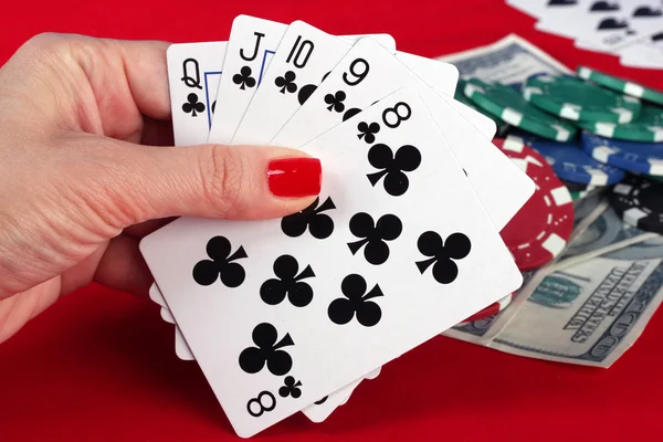 Mão de mulher segurando cartas de jogo straight flush — Fotografia de Stock