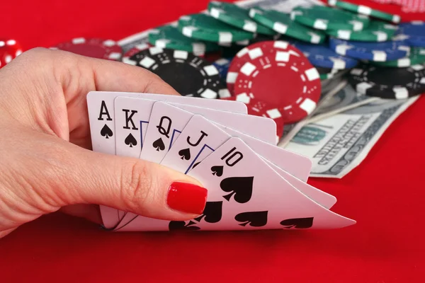 Kvinnans hand innehav spela korten royal flush — Stockfoto