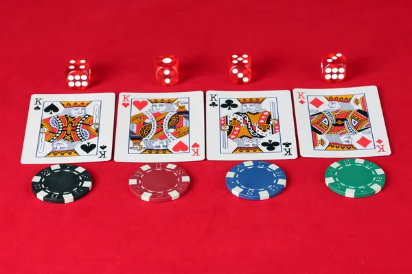 Giocare a carte e dadi con le fiches di poker su un tavolo da poker rosso — Foto Stock