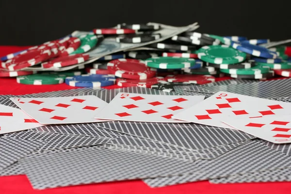 Iskambil kartları üzerinde kırmızı poker masa yakın — Stok fotoğraf