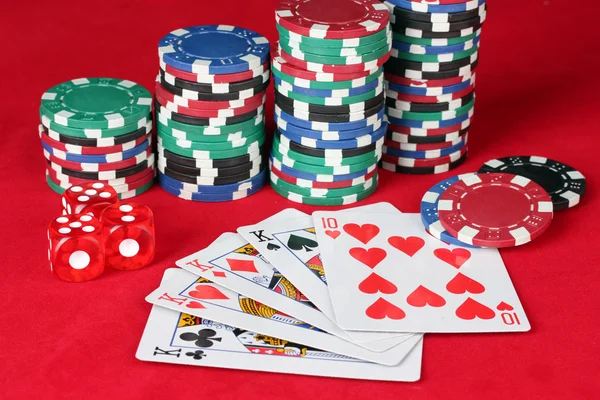 Quatro de um tipo com fichas de poker em uma mesa de poker vermelho close-up — Fotografia de Stock