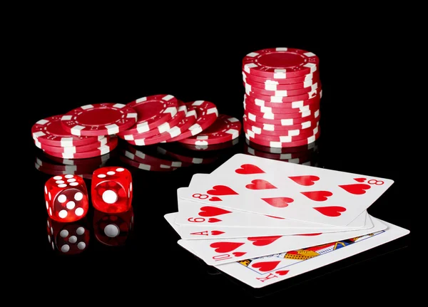 Spoel met poker chips en dobbelstenen op zwarte achtergrond — Stockfoto