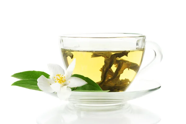 白で隔離されるジャスミンの花と緑茶のカップ — ストック写真