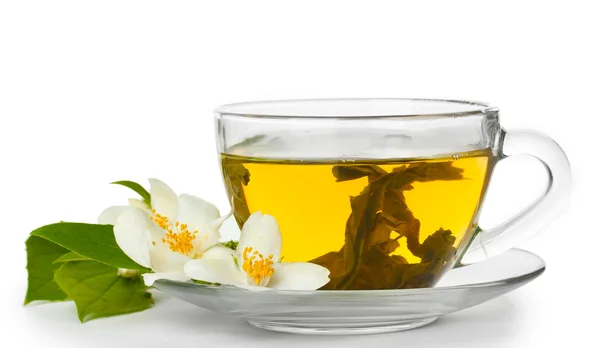 Φλιτζάνι πράσινο τσάι με γιασεμί λουλούδια που απομονώνονται σε λευκό — Φωτογραφία Αρχείου