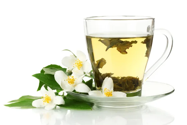 Zelený čaj s jasmínovými květy izolovaných na bílém — Stock fotografie