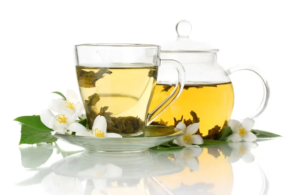 Πράσινο τσάι με γιασεμί στο κύπελλο και τσαγιέρα απομονώνονται σε λευκό — Φωτογραφία Αρχείου